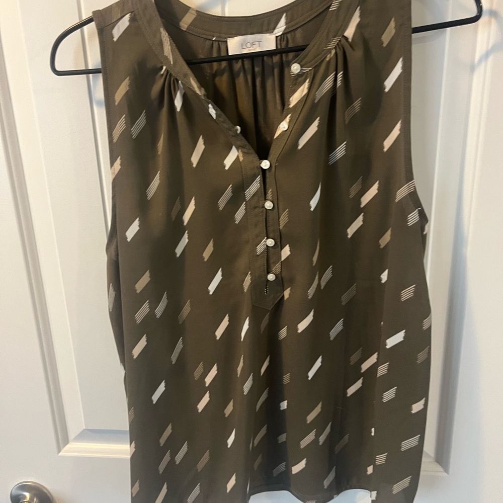 LOFT Patterned Olive Sleeveless Blouse
